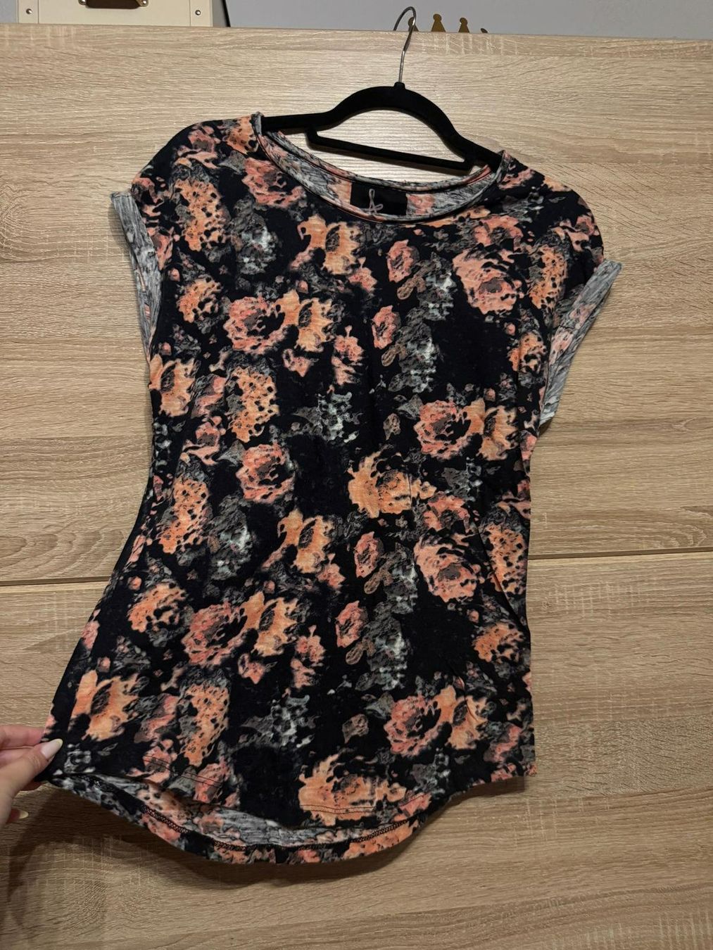 T-shirt: T-shirt fleuri – Usato da Montreux venduto da iizaa811