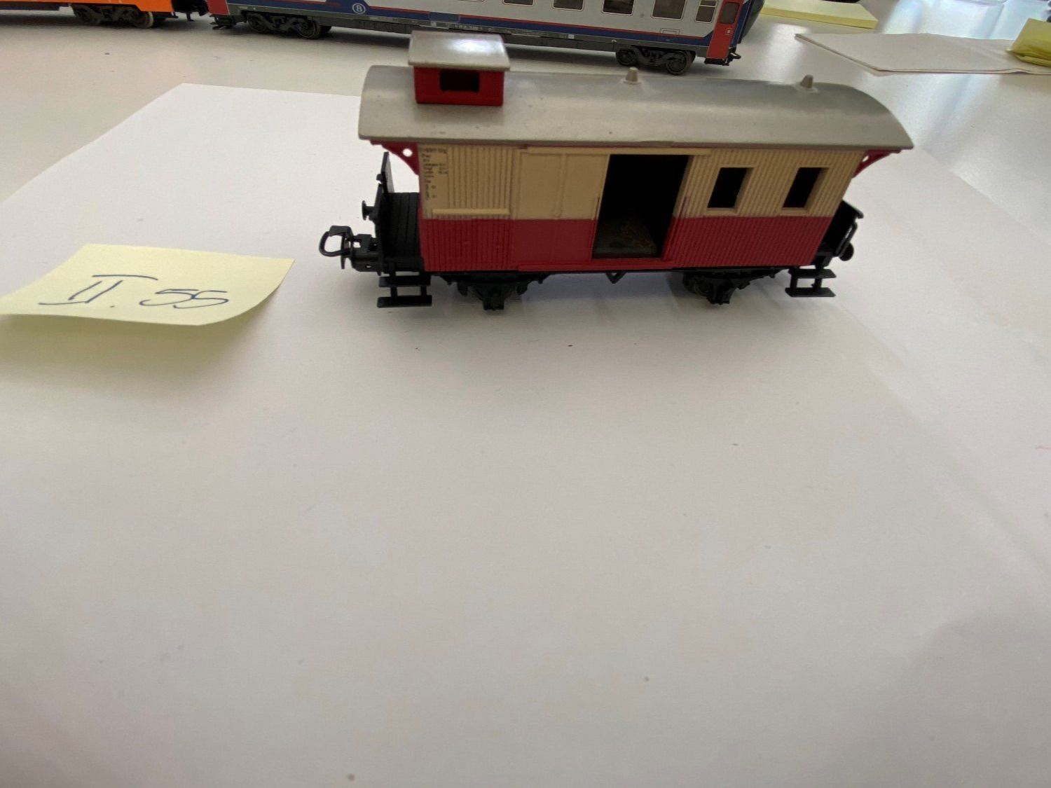 Märklin Trains électriques: 1 fourgon beige et rouge, Märklin HO no 4108 et 1wagon plat – D'occasion à Vevey par  3