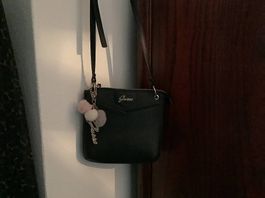 Borsa Guess nera elegante con ciondolo - Come nuova!