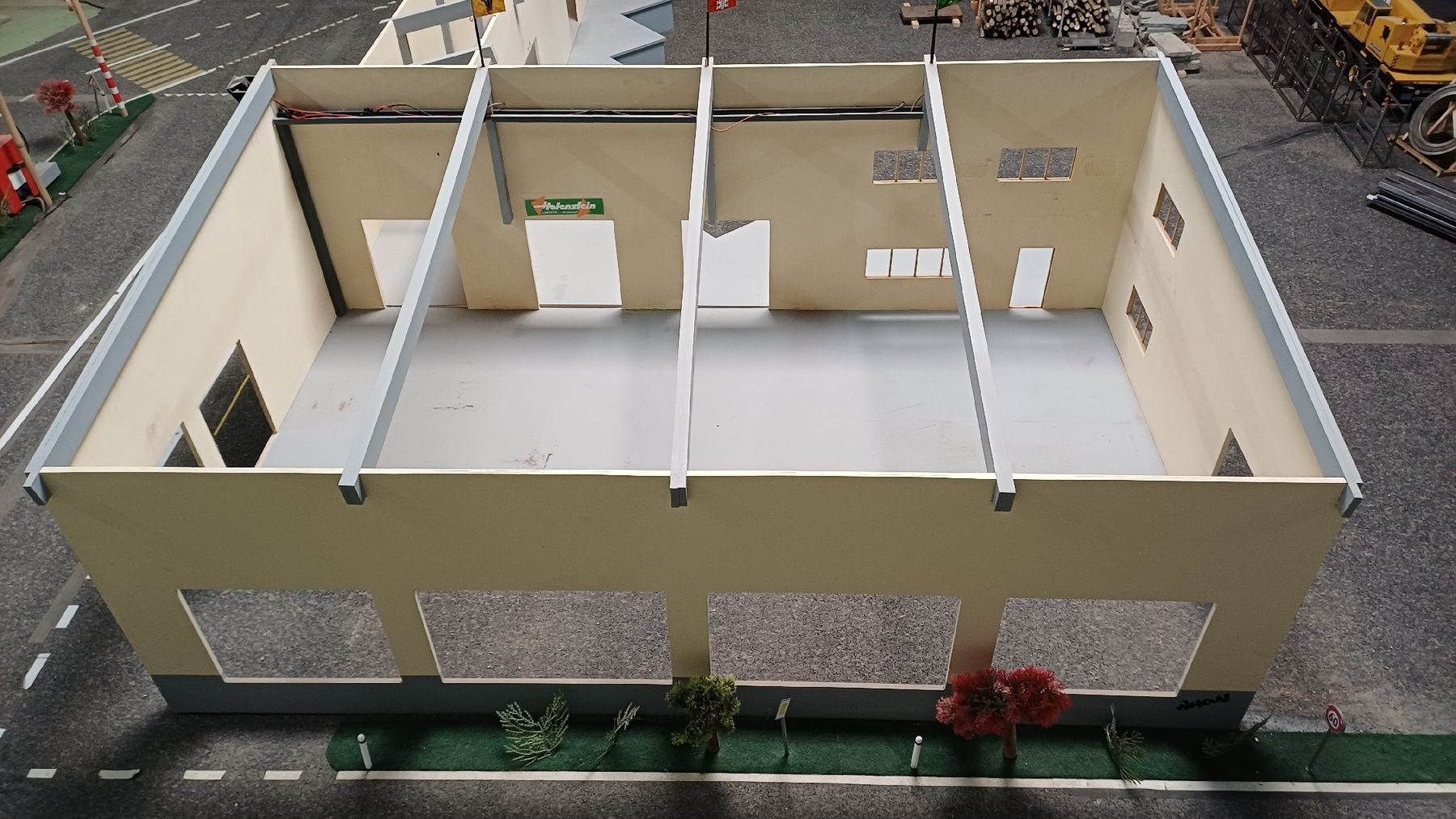 Kit di modellismo & Modellini statici: Modell Logistikzentrum in 1:14 – Usato da Niederwil SG venduto da Space306 2