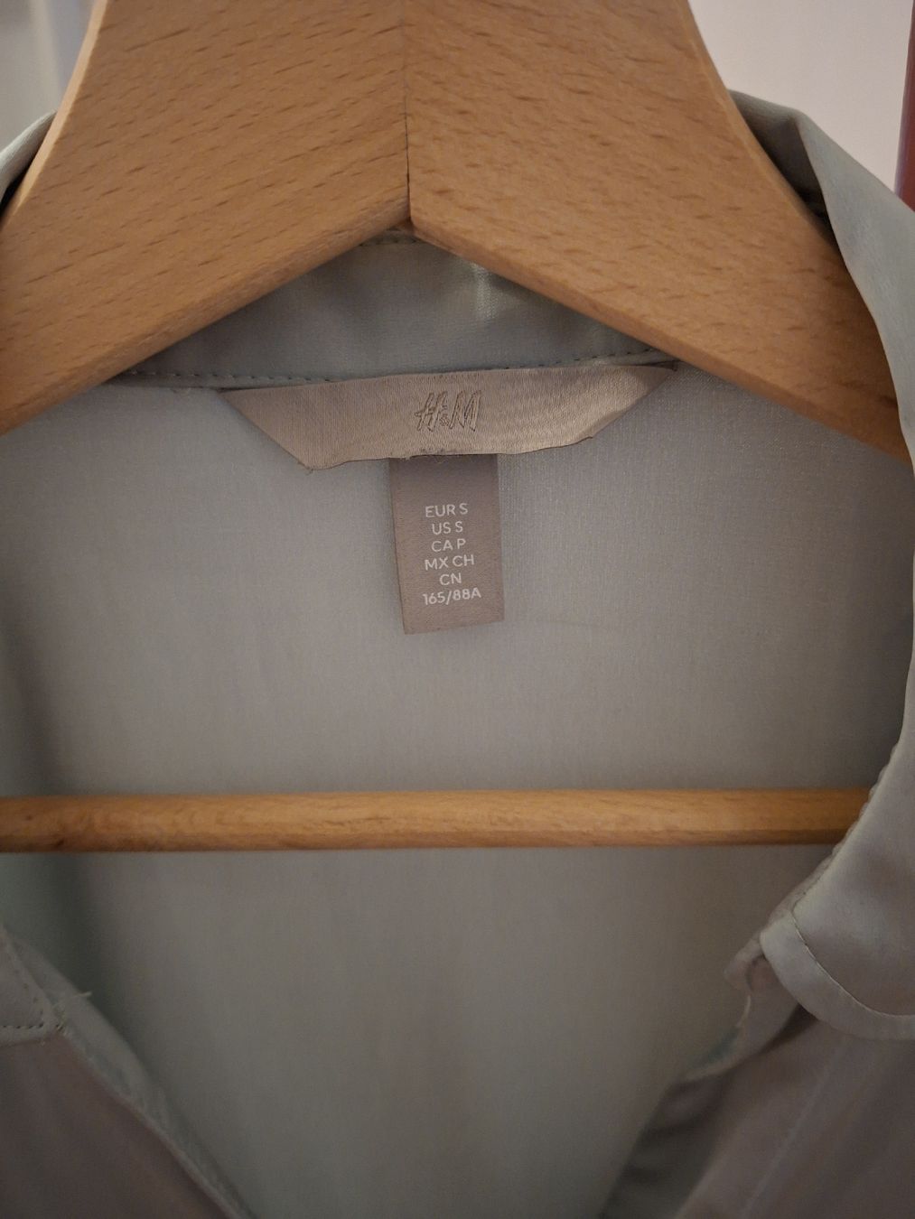 H&M Camicette: Bluse hellblau Grösse S leicht getragen – Usato da Biel/Bienne venduto da Saalso 2
