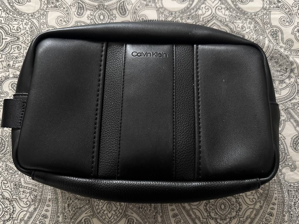 Kosmetikkoffer: Calvin Klein Essential Washbag – Gebraucht aus Dübendorf von trustedpicks