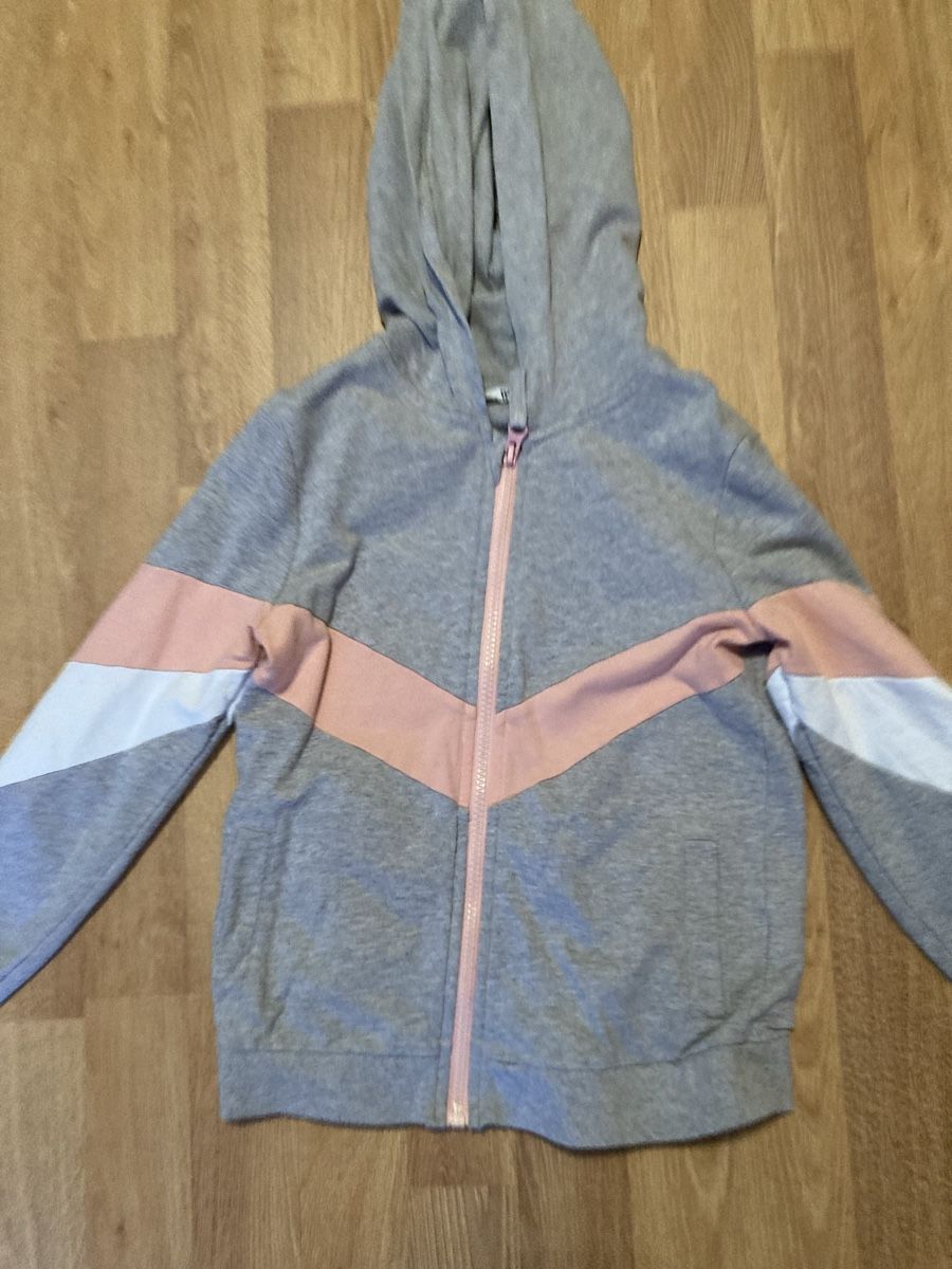 Jacken & Mäntel: Mädchen Sweatjacke Gr. 128 – Gebraucht aus Emmenbrücke von JJ_89 1