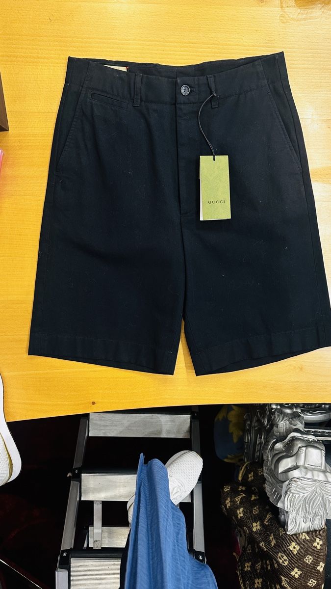 Gucci Pantaloni: Gucci kurze Hose neu. – Nuovo e nell'imballaggio originale da Lachen SZ venduto da HelvetiaLuxury