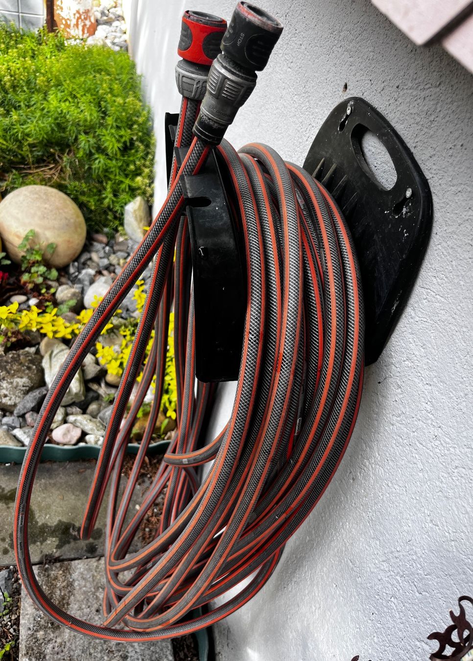 Rohre & Schläuche: Gartenschlauch mit Halterung – Gebraucht aus Oberweningen von Achille.3 1