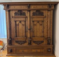 Antiker Renaissance-Schrank / ca. 1668 / handgeschnitzt
