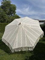 Schöner Sonnenschirm mit Fransen 