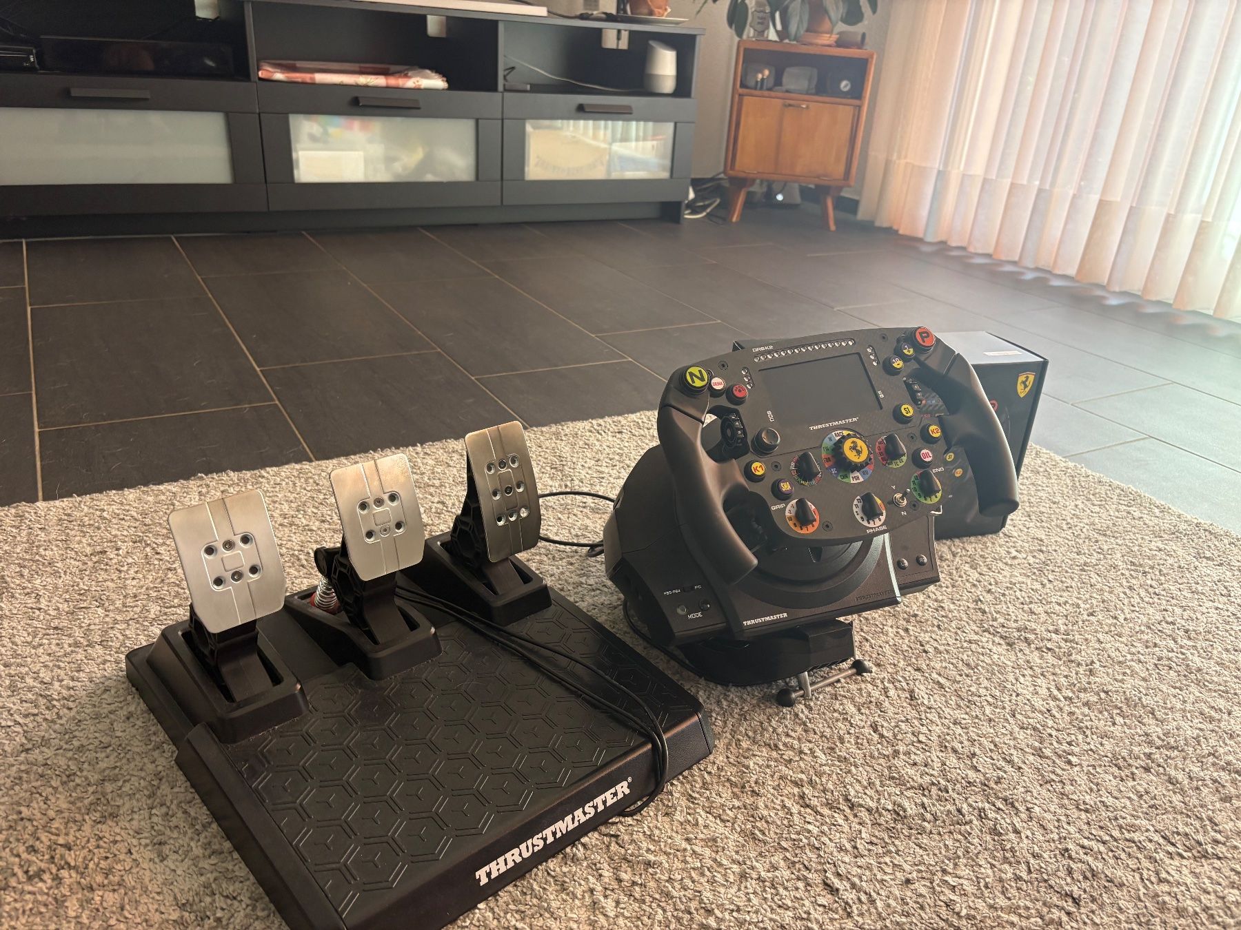 Console: Thrustmaster SF1000 Ferrari Lenkrad mit Pedalen Set – Usato da Schalunen venduto da phep23 6