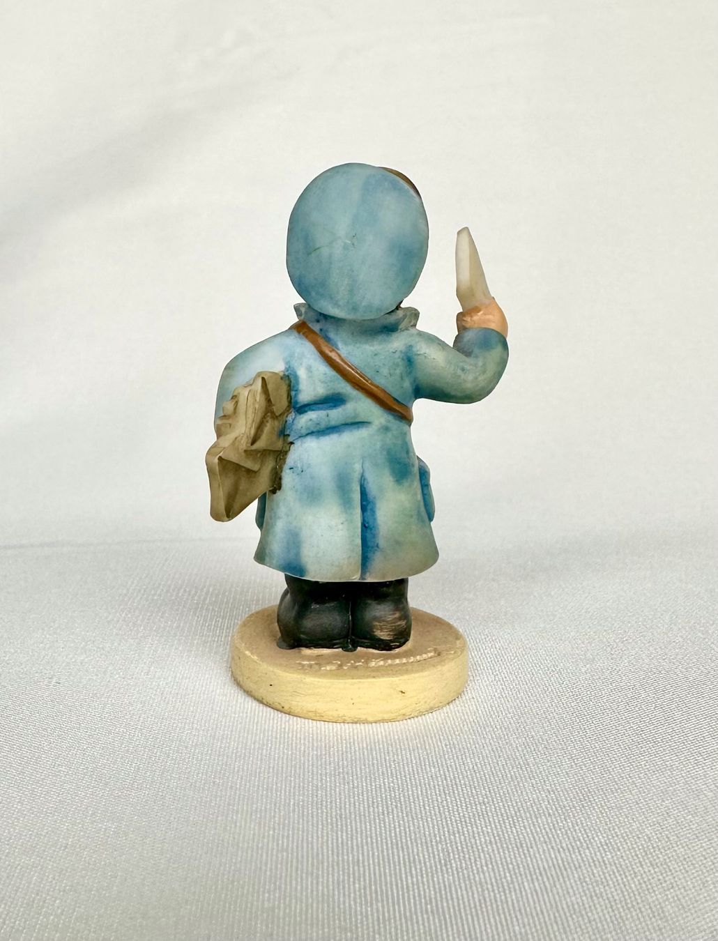 Hummel Statuette: Süsse Goebel Hummel Figur Postbote – Usato da Steinen venduto da SputnikSweetheart 2