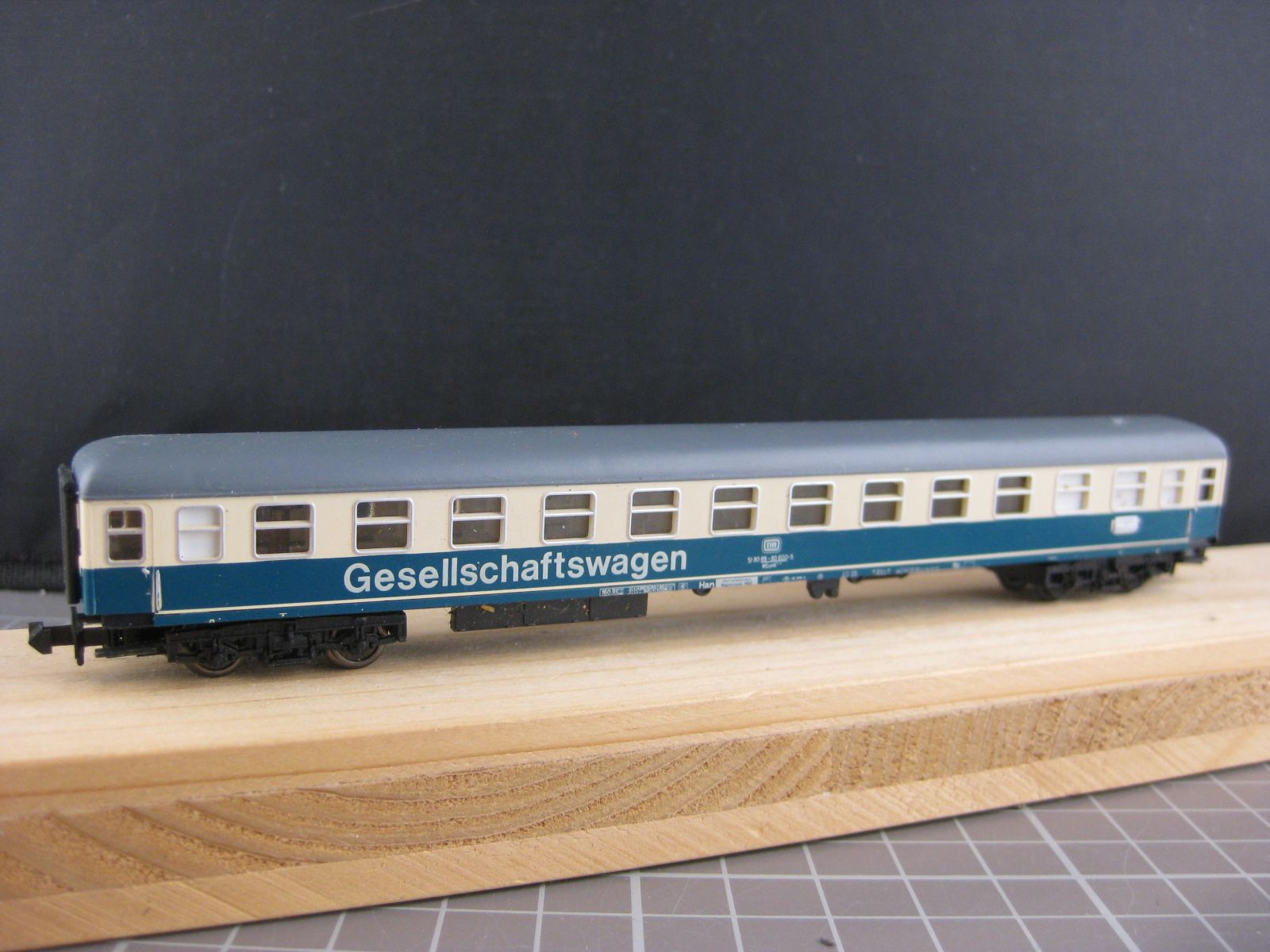 Trix Modelleisenbahnen: Minitrix DB Gesellschaftswagen, Innen – Gebraucht aus Malters von Marosko 2