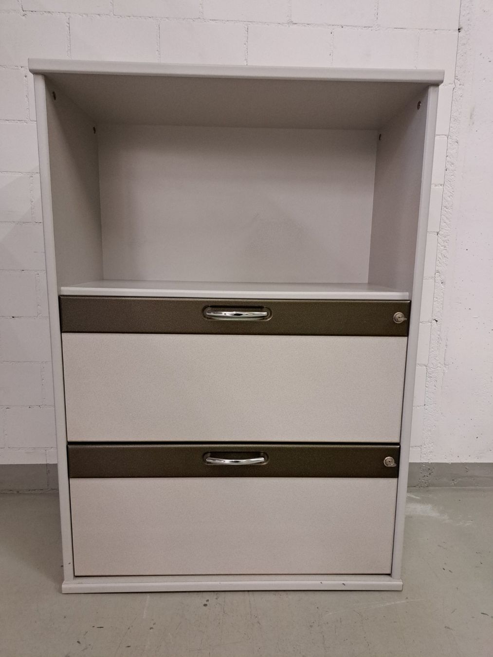 Cassettiere: Sideboard grau mit abschliessbaren Schubladen – Usato da Embrach venduto da lichttechnik