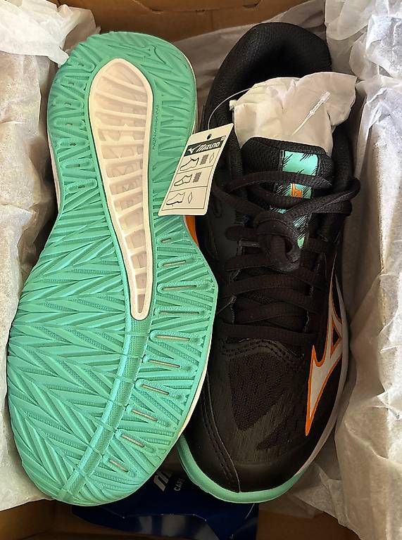Mizuno Scarpe per ragazzi: Kinder Hallenschuh EU33 oder EU34 – Nuovo e nell'imballaggio originale da Egnach venduto da Rechi8