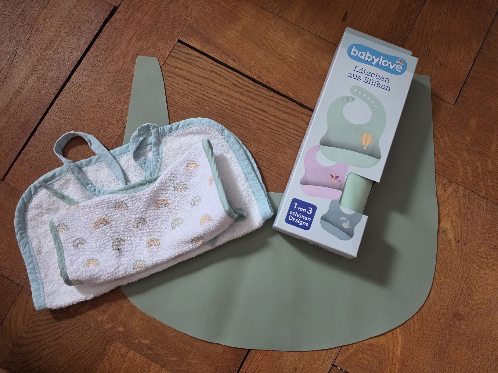 Baby-Mahlzeiten: silikon tischschutz/ Lätzchen & 2 stoff Lätzchen – Neu (gemäss Beschreibung) aus Zürich von bansi13