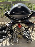 Weber Q1200 Gasgrill inkl. Stand und 2 Gasanschlüssen