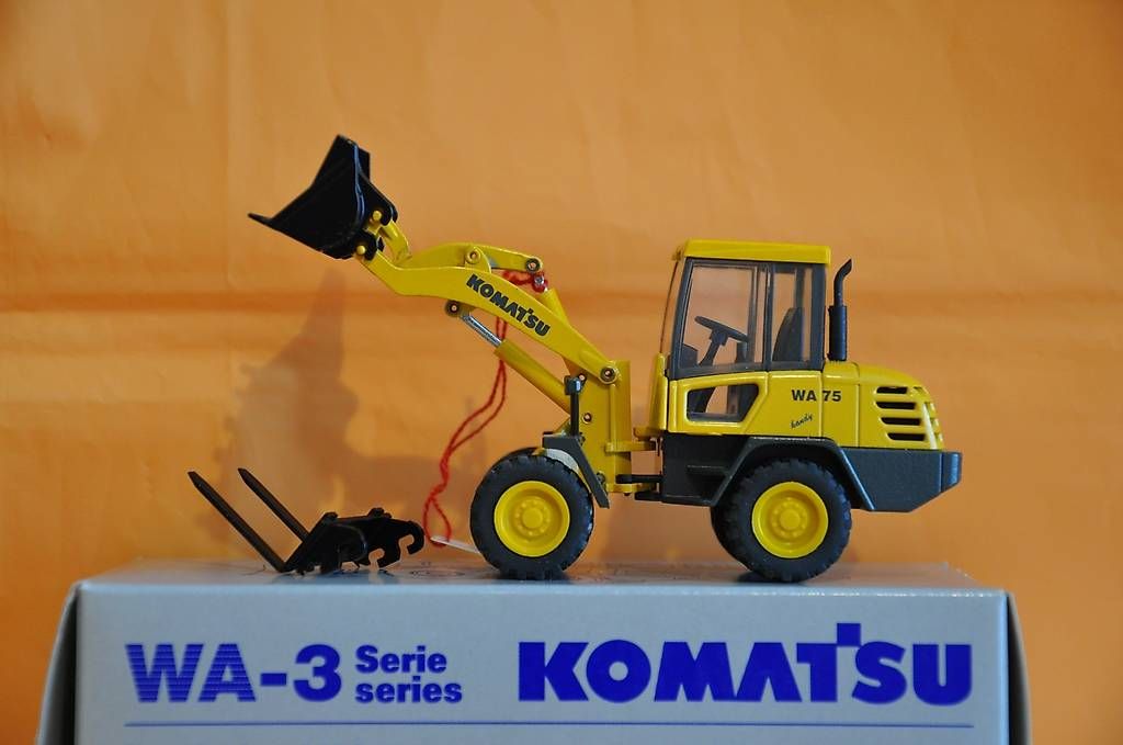 Conrad Kit di modellismo & Modellini statici: KOMATSU WA 75-3 Radlader – Nuovo (secondo la descrizione) da Mitlödi venduto da worker04