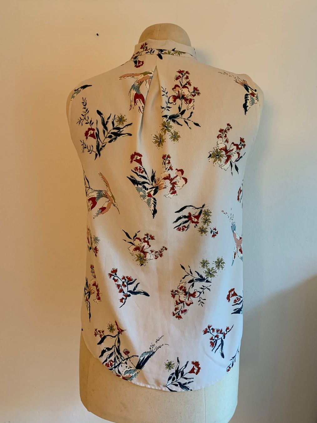 H&M Camicette: Bluse ärmellos mit Blumen- und Vogelprint – Usato da Winterthur venduto da Drachenrose 2