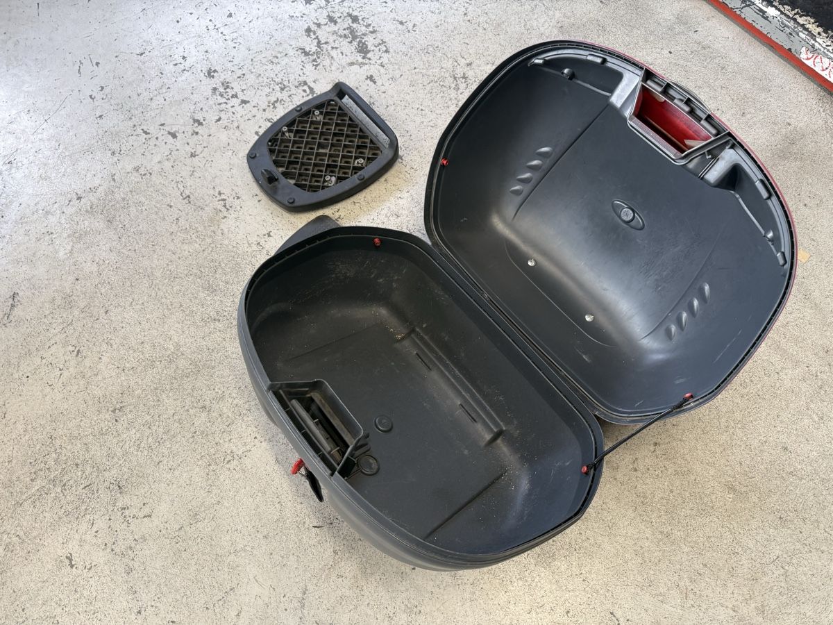 Topcase: Grosses Topcase mit Halteplatte – Usato da Bichelsee venduto da Toeffklinik 3