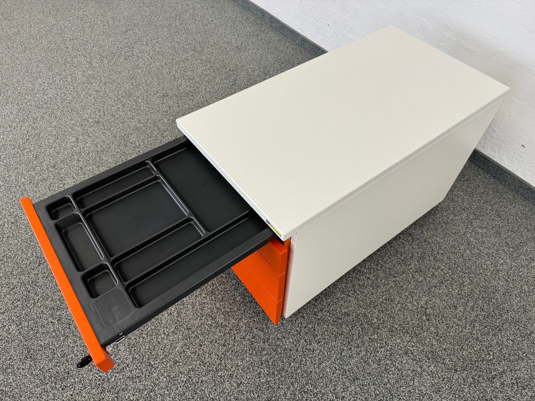 Banconi: König + Neurath Container Roll-Korpus Weiss-Orange 4 – Usato da Schönenwerd venduto da mcofficeshop 4