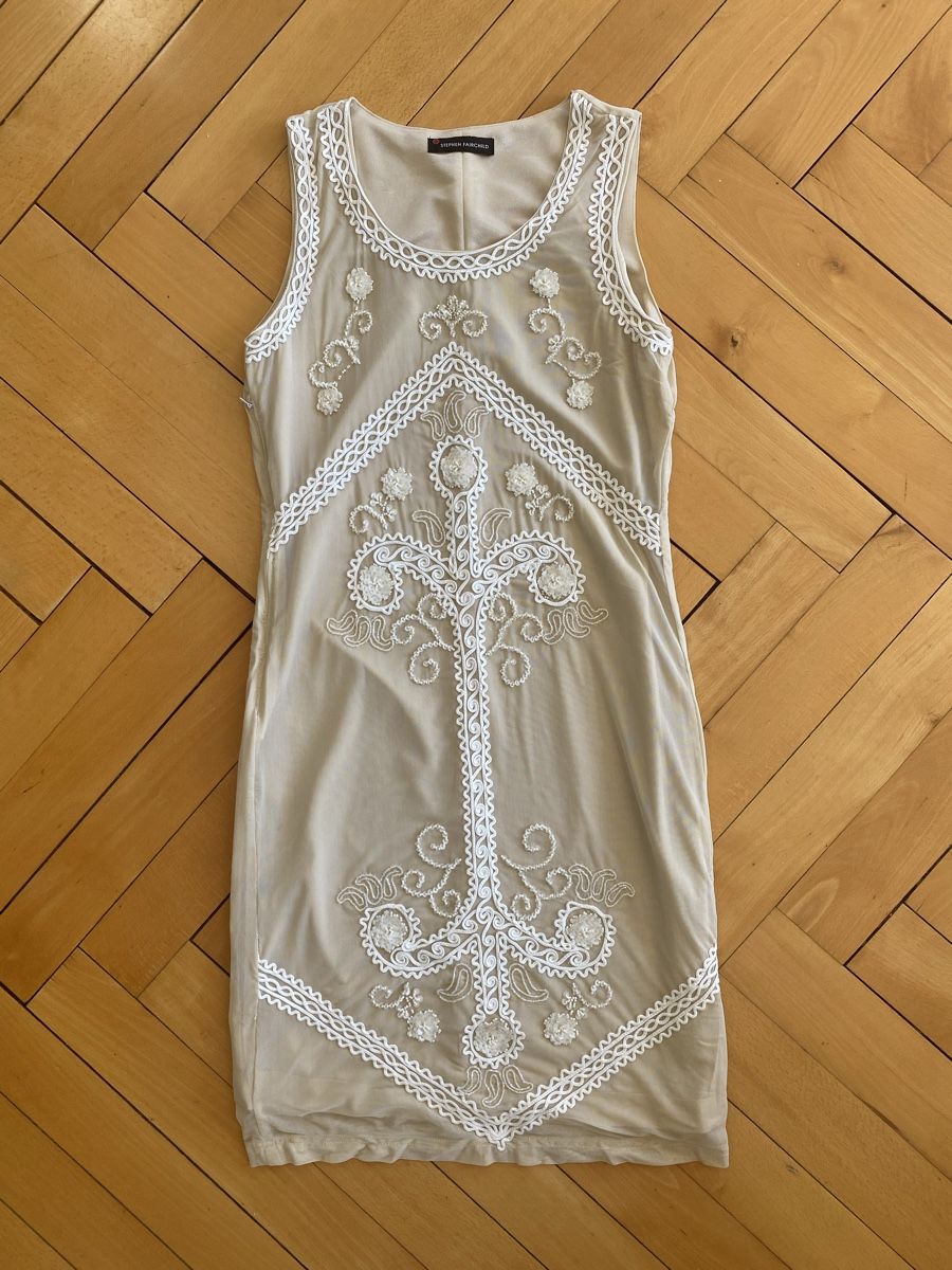 Vestiti: Jolie robe beige avec décors – Usato da Küssnacht am Rigi venduto da CALIFRASQUI