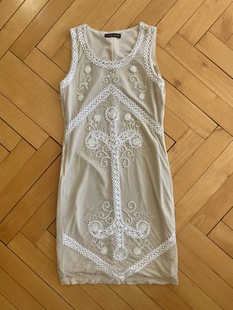 Jolie robe beige avec décors
