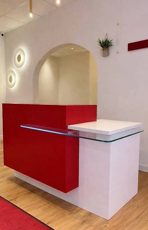 Allestimento di negozi e stand fieristici: Meuble caisse réception institut  design rouge blanc – Usato da Lausanne venduto da ine_bzg8