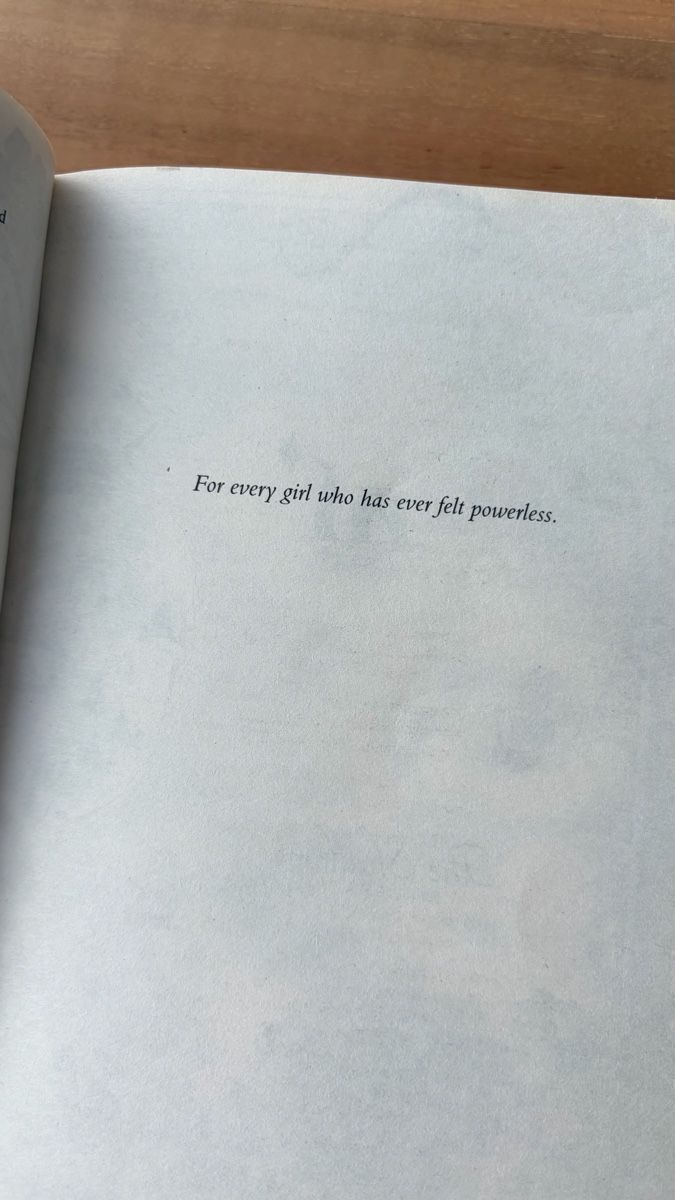Livres: Powerless by Lauren Roberts  – D'occasion à Bern par ece_nxk7 1
