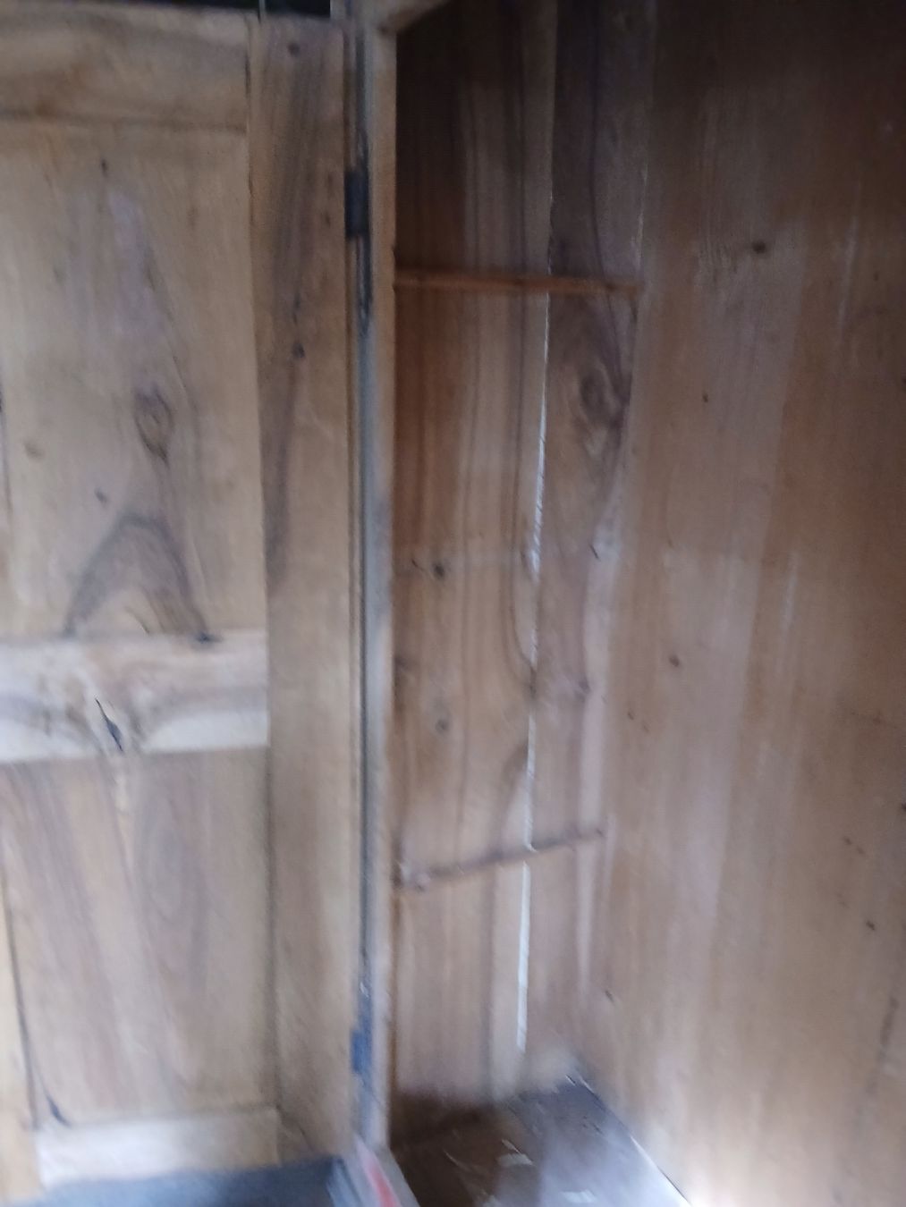 Armadi: Nussbaumschrank massiv – Usato da Nesslau venduto da Jakobi01 4