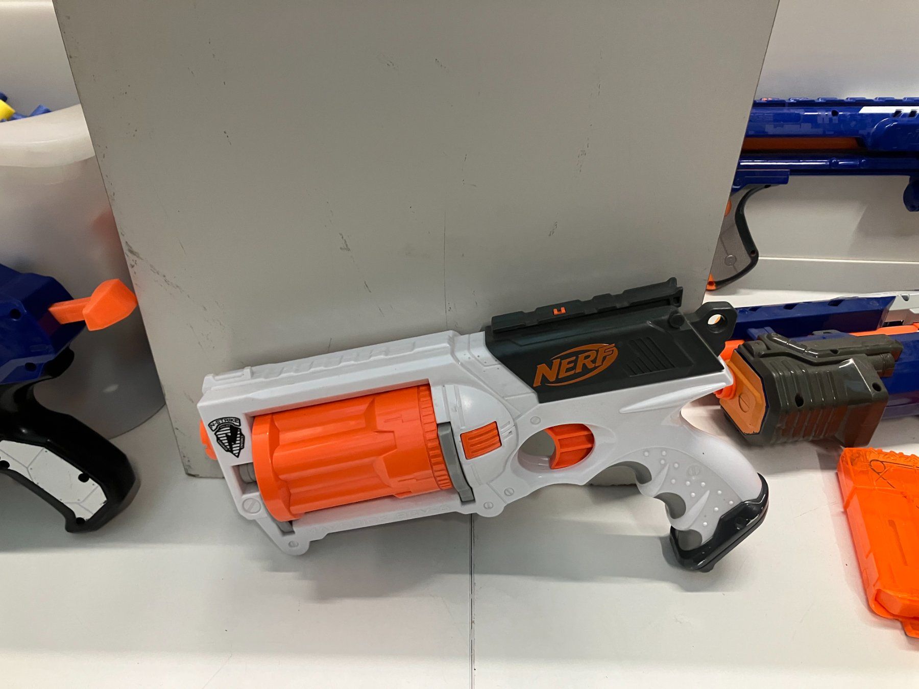 Nerf Giocattoli: gr. Posten gebr. NERF Action Spielzeug ab 1.- – Usato da Lichtensteig venduto da Buy24International 2