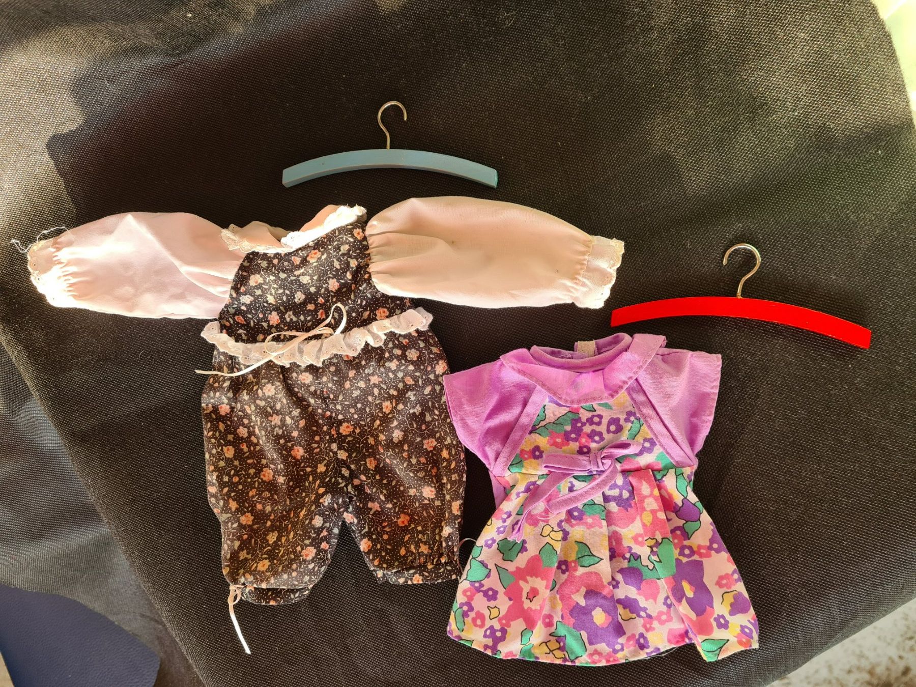 Sasha Morgenthaler Puppen: 2 Puppenkleider - Retro Vintage – Gebraucht aus Münchenbuchsee von babilibern