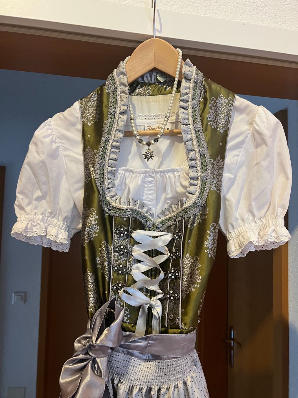 Kleider: Dirndl Marke Krüger Gr. 36 – Gebraucht aus Niederneunforn von Jakarta 1