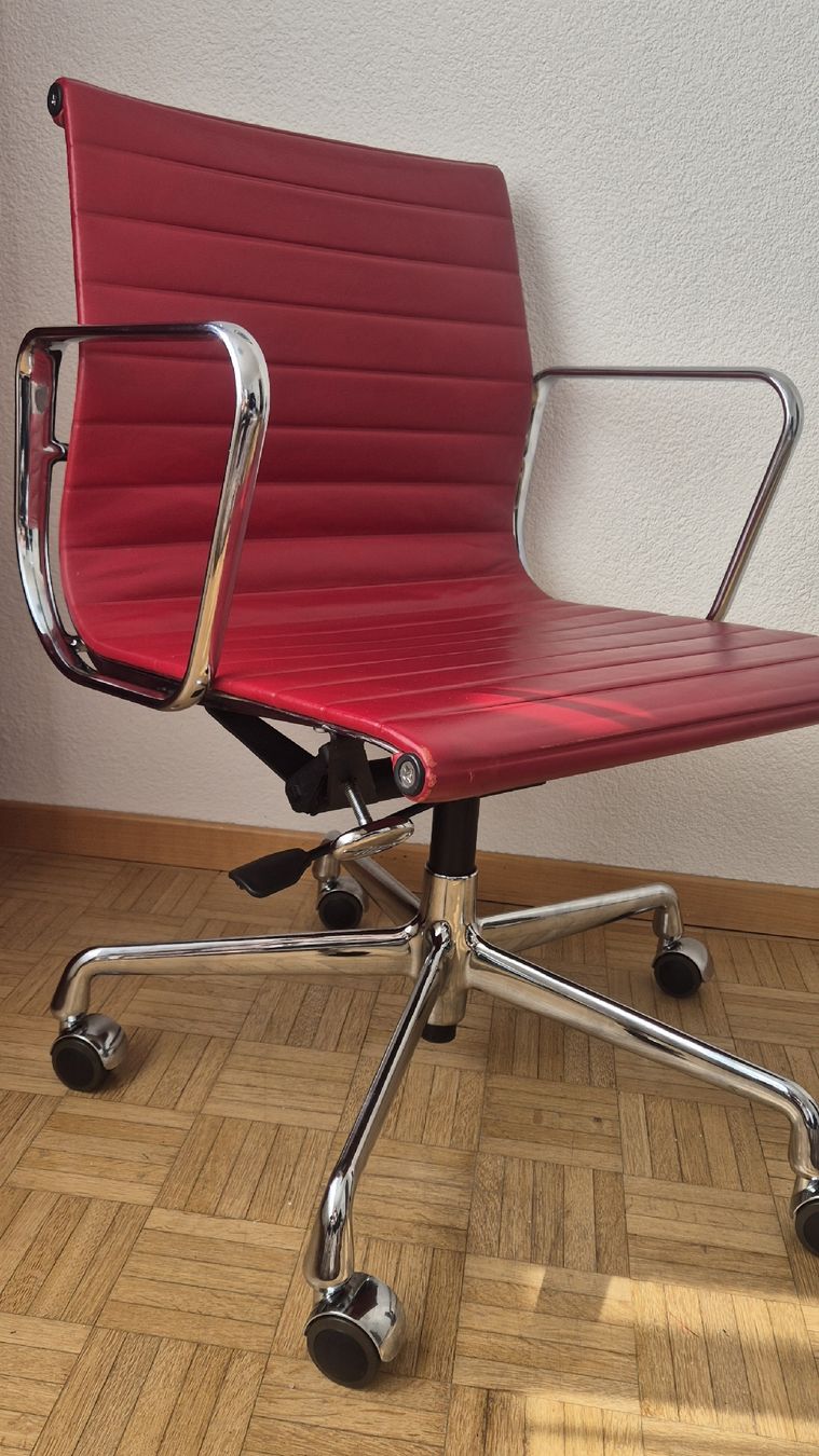 Vitra Sedie: Vitra Eames Alu Chair EA117 Leder – Usato da Meilen venduto da COSTA_ABC 2