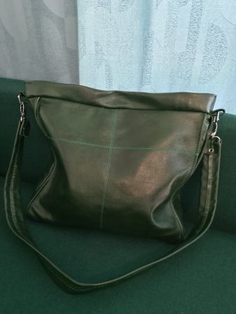 Dunkelgrüne Ledertasche mit grünen Nähten.