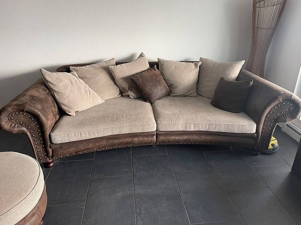 Sofas: Grosses, bequemes Sofa mit Hocker  – D'occasion à Geuensee par Leguani 1