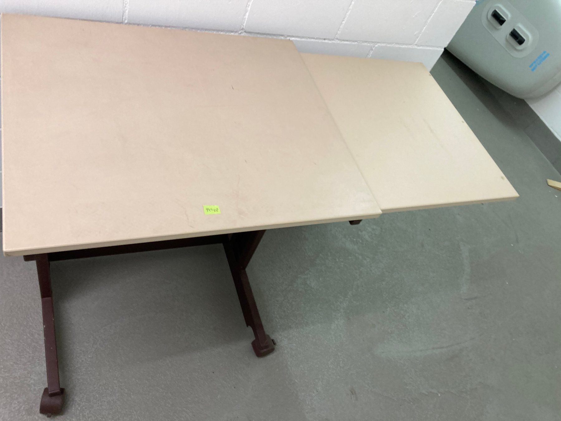 Bureaux: Computertisch ausziehbar braun hellbeige mit Räder – D'occasion à Horgen par Goros 2