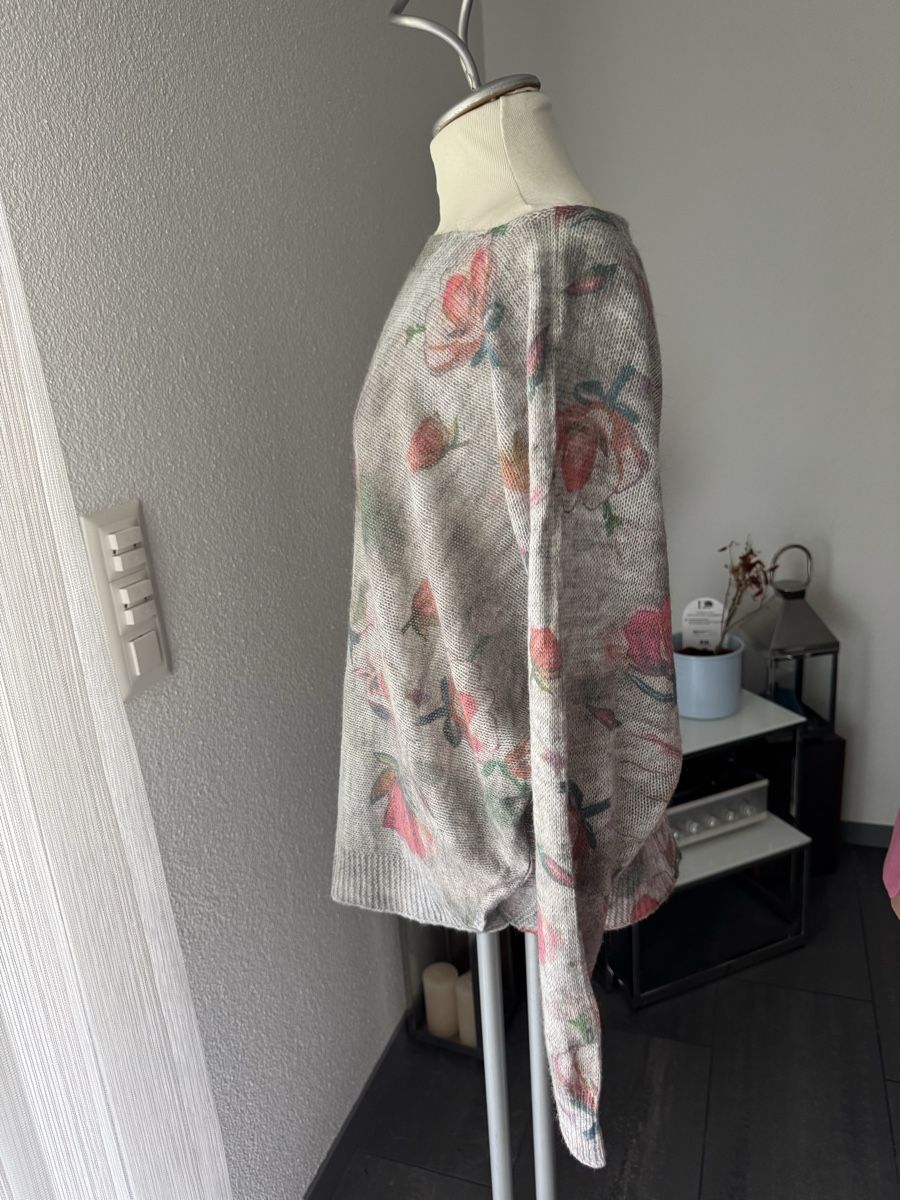 Maglioni & Felpe: Damen Pullover Luisa Ricci Blumenmuster Grau Grösse S – Nuovo (secondo la descrizione) da Olten venduto da bir_k96n 1