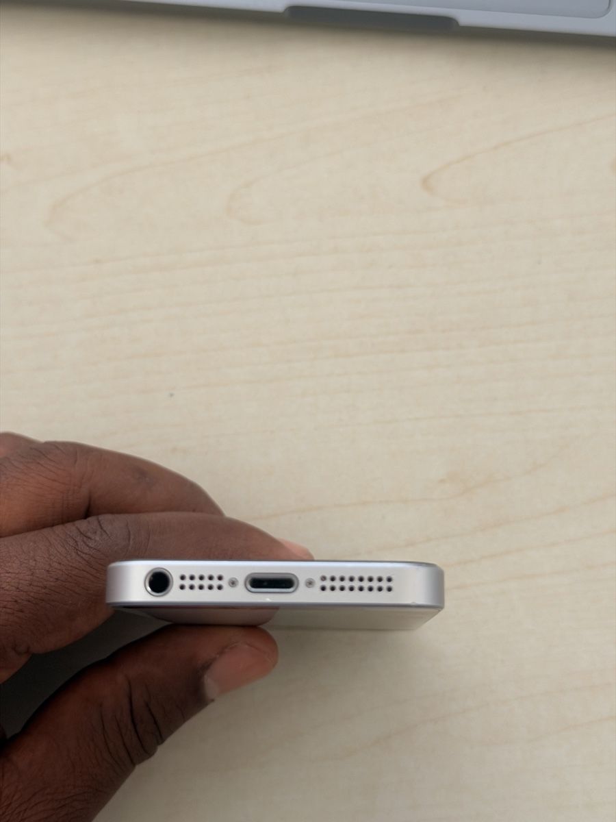 Apple Portables: iPhone SE (2nd generation) 64GB Silver used – D'occasion à Hergiswil NW par mor_k5d6 3