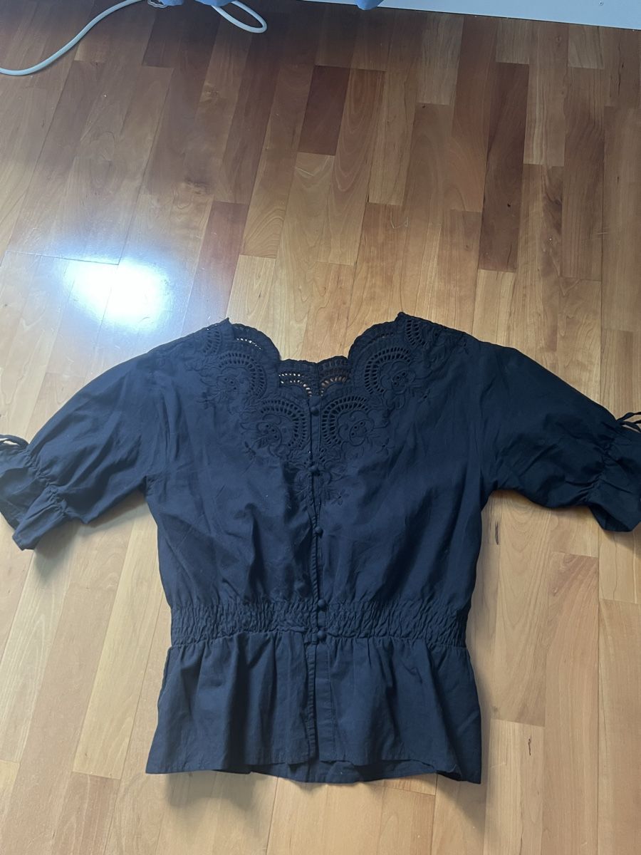 Blusen: Schwarze Spitzen-Bluse mit Raffung, Gr. S  – Neu (gemäss Beschreibung) aus Therwil von Mucjing 1