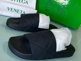 BOTTEGA VENETA BV Slider Matt Schwarz Rubber Sandale 41 NEU