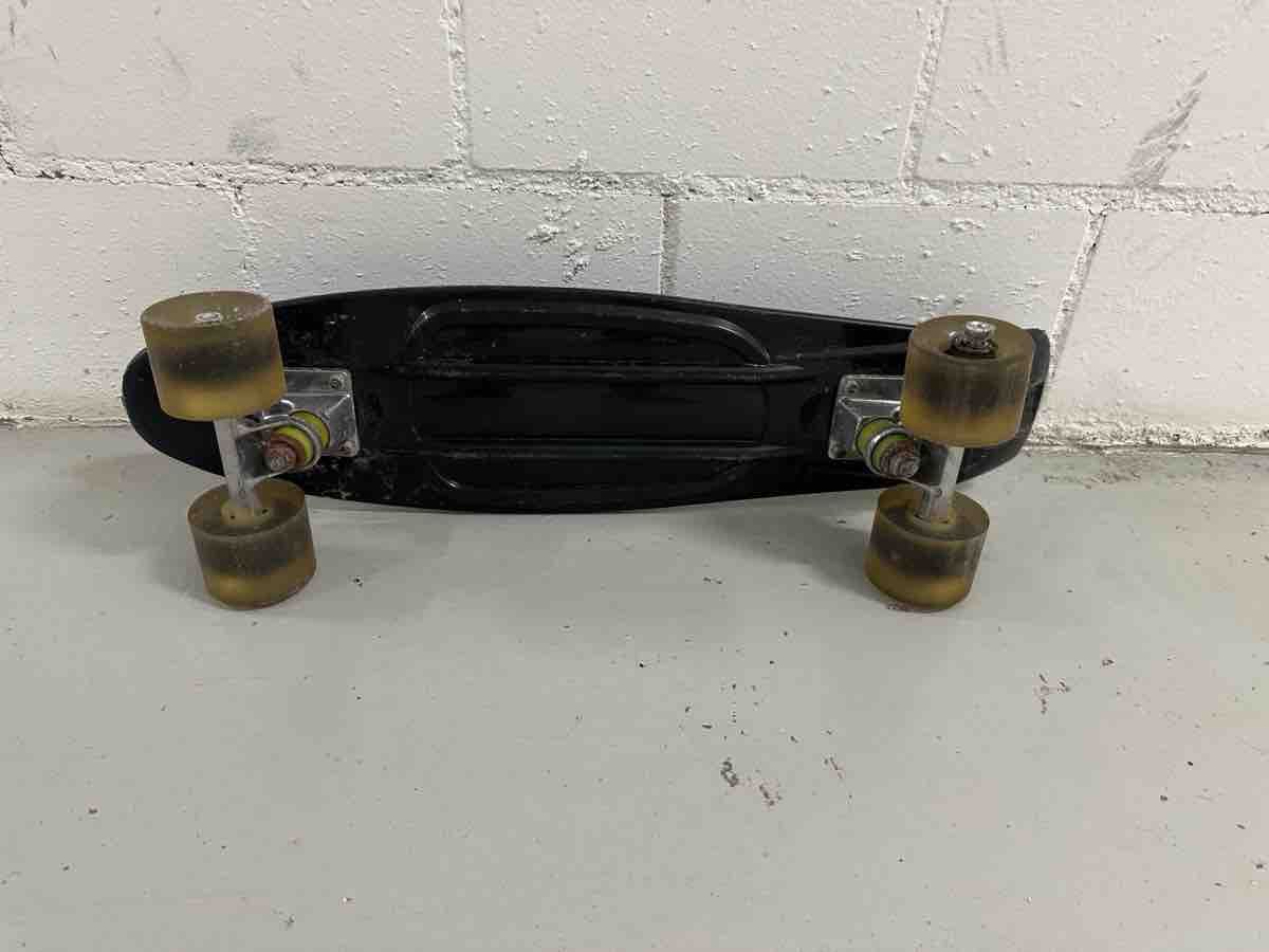 Skateboards: Black Plastic Skateboard with LED Wheels – Usato da Rheinfelden venduto da baseldon 2