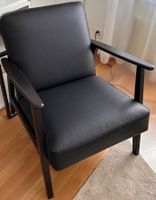 Schöner Sessel mit Holzrahmen, schwarzes Kunstleder! 2 Stück