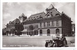 LA CHAUX - de - FONDS, la poste et une belle voiture