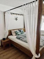 Himmelbett mit Vorhängen