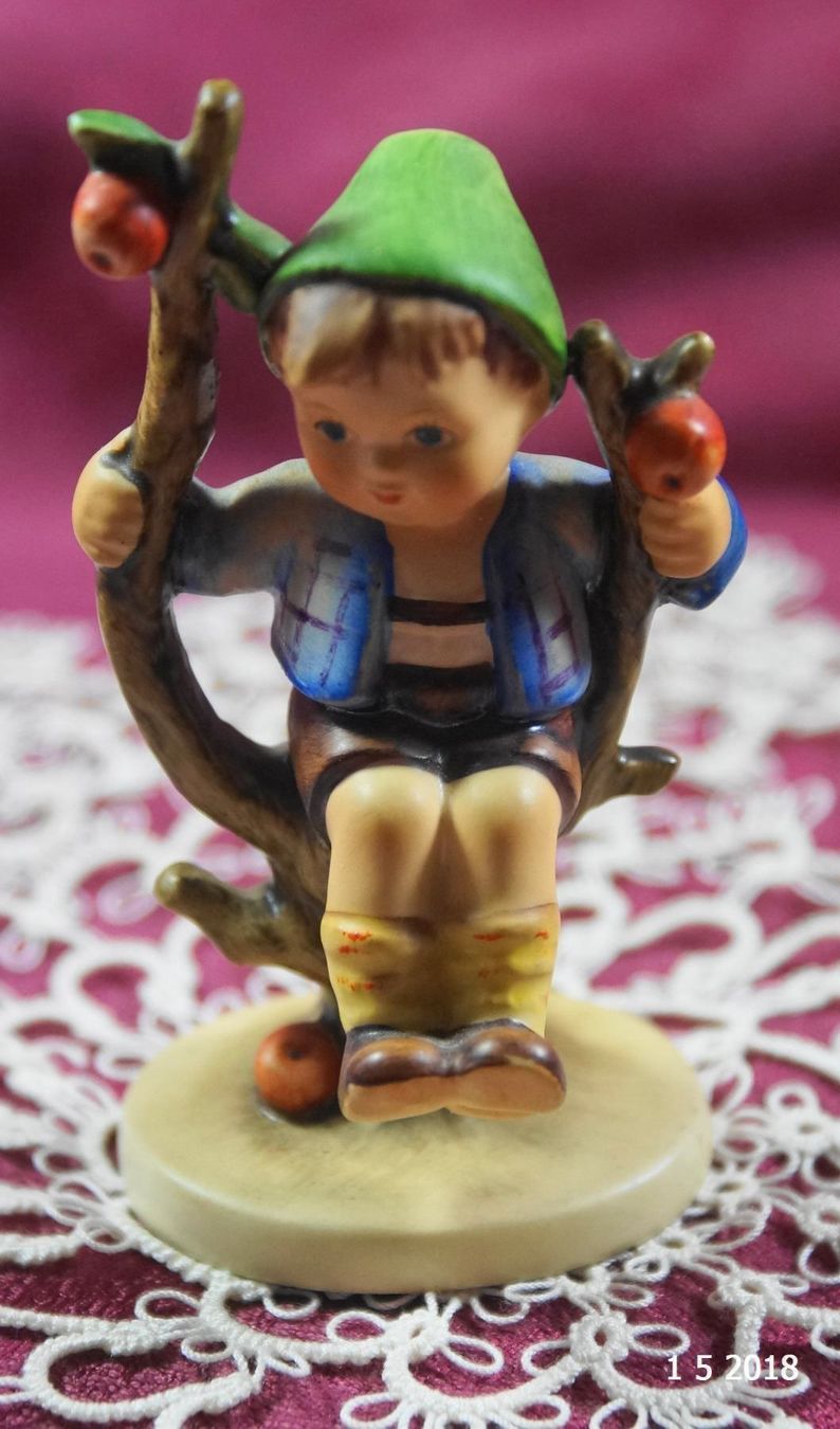 Hummel Statuette: Hummel Goebel Junge auf Ast 1957-63 – Usato da Basel venduto da The_Onliners
