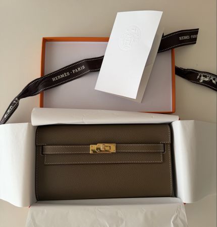NEW Hermès Kelly To Go Épsom Leather, Étoupe, Gold Hardware