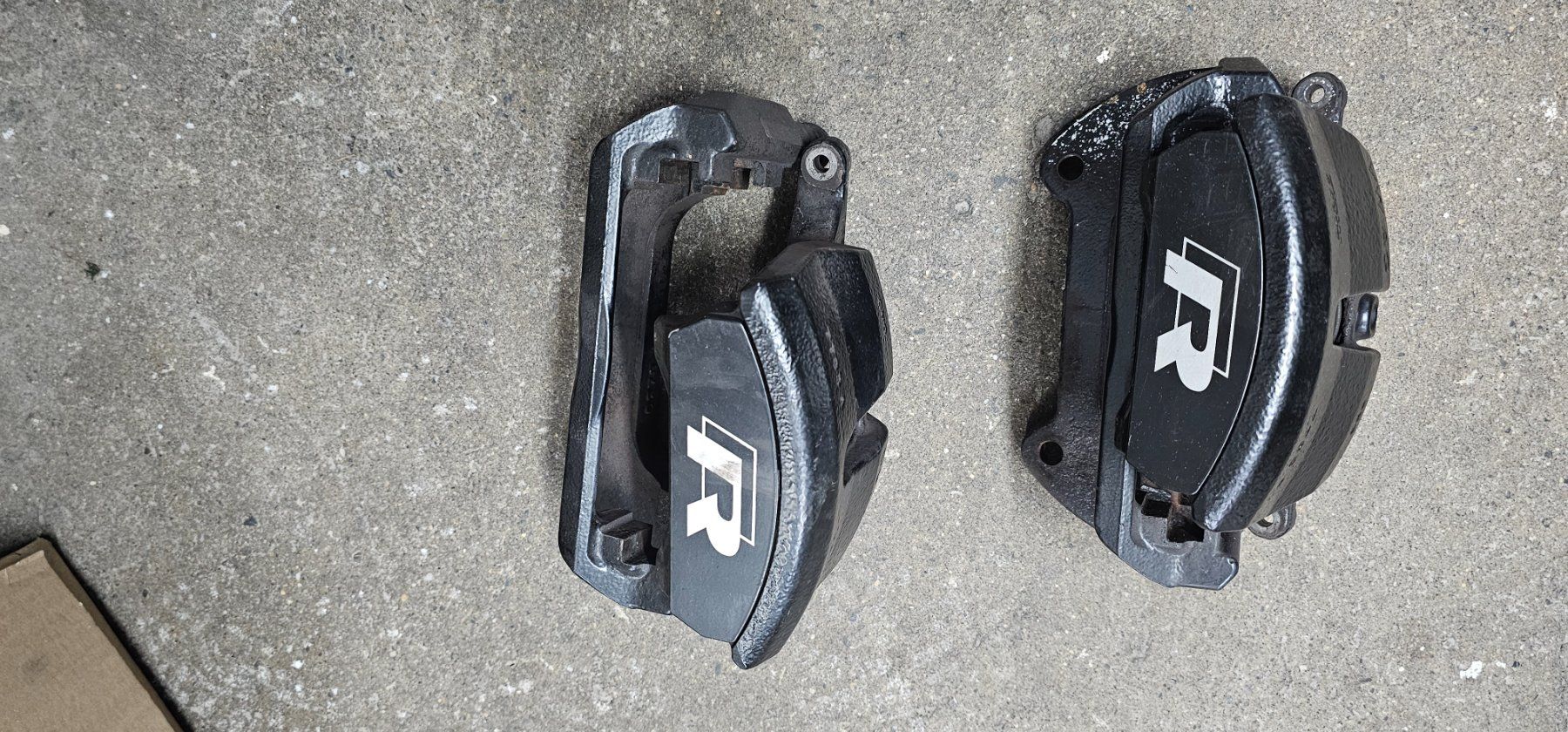 Volkswagen Tutti pezzi di ricambio auto: Golf R / Bremssattelgehäuse mit Träger – Usato da Märwil venduto da Heubi76