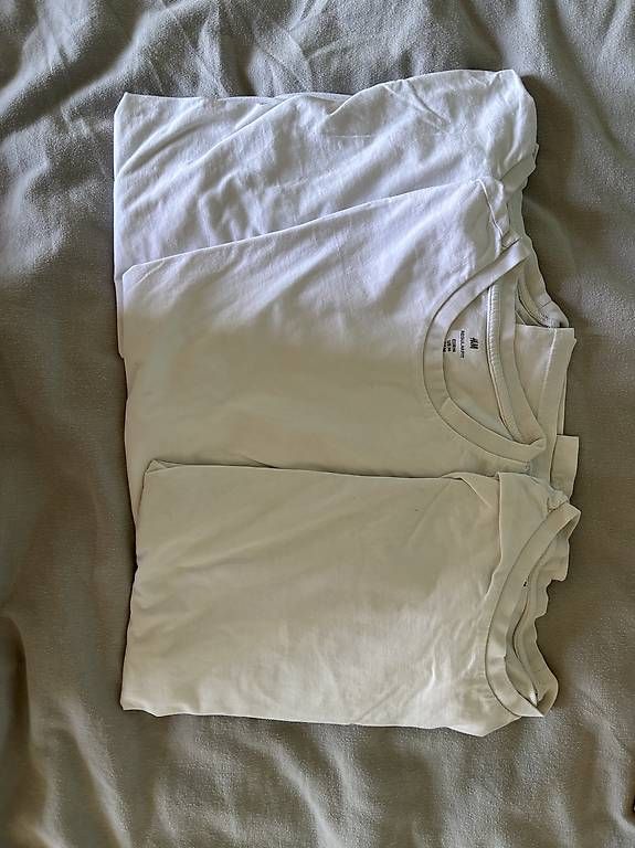 T-shirt: Gratis 2 H&M Tshirts Weiss im M – Usato da Nottwil venduto da jon_wg27 1