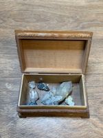 Holzschatulle mit Mineralien - schöne Deko für Zuhause!