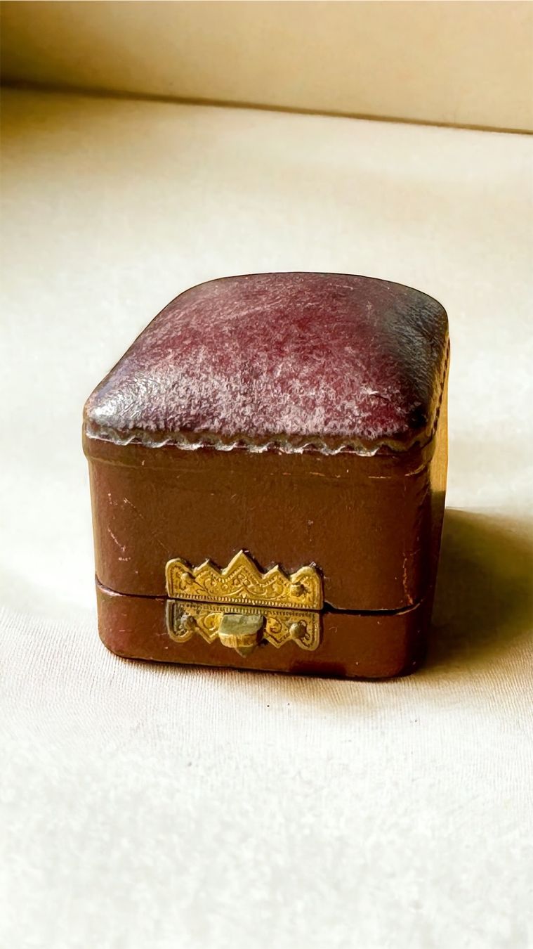 Portagioie: Bordeaux Ring Box - Ring Etui antik – Usato da Embrach venduto da estzeh1 4