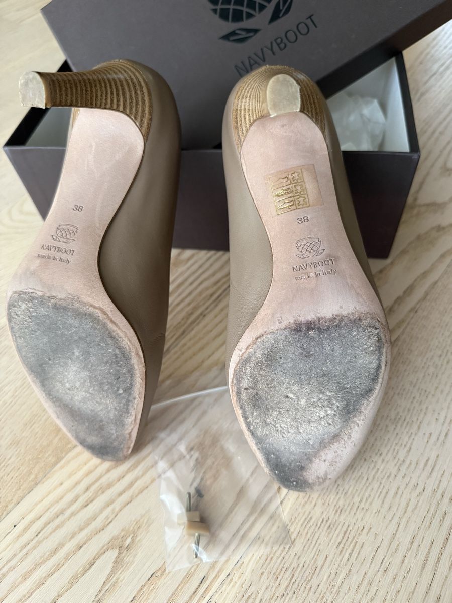 Navyboot Damenschuhe: Navyboot Pumps taupe Gr. 38 – Gebraucht aus Wallisellen von Rally68 2
