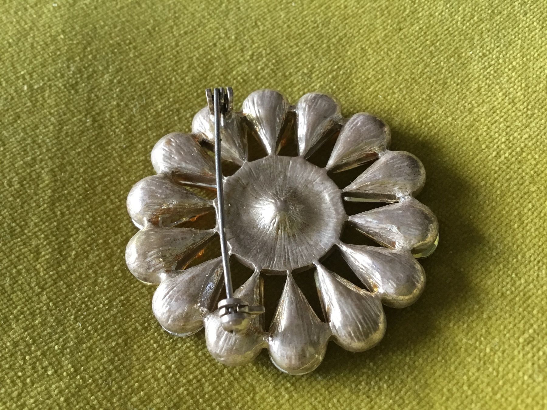 Spille & Fermagli: Broche décorative fleur jaune ocre – Nuovo e nell'imballaggio originale da Le Landeron venduto da nic_8hd5 3